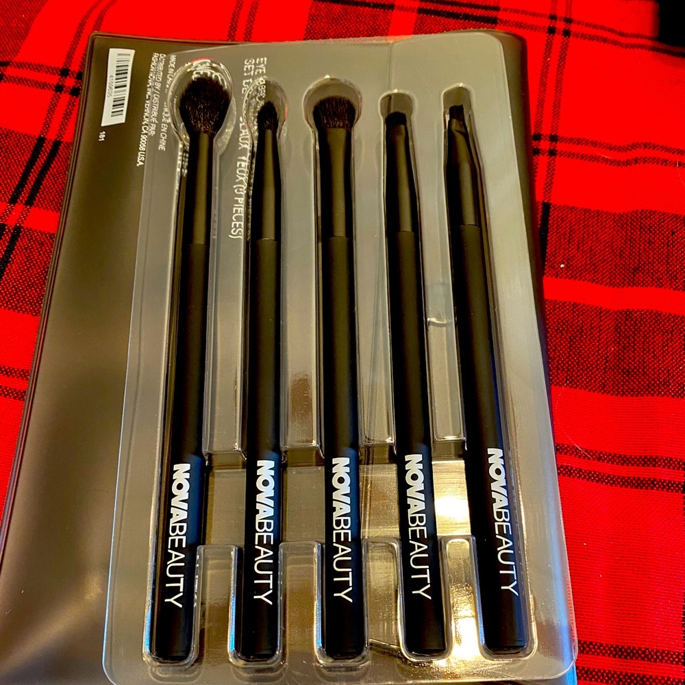 eye conic 5 piece brush set in its own case. I have 2 of these by, Fashion Nova